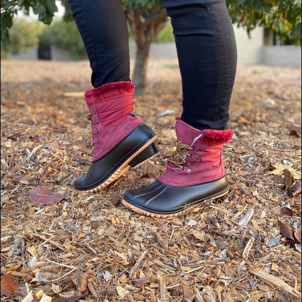 Wine lace up winter duck boots. - Picture 4 of 6